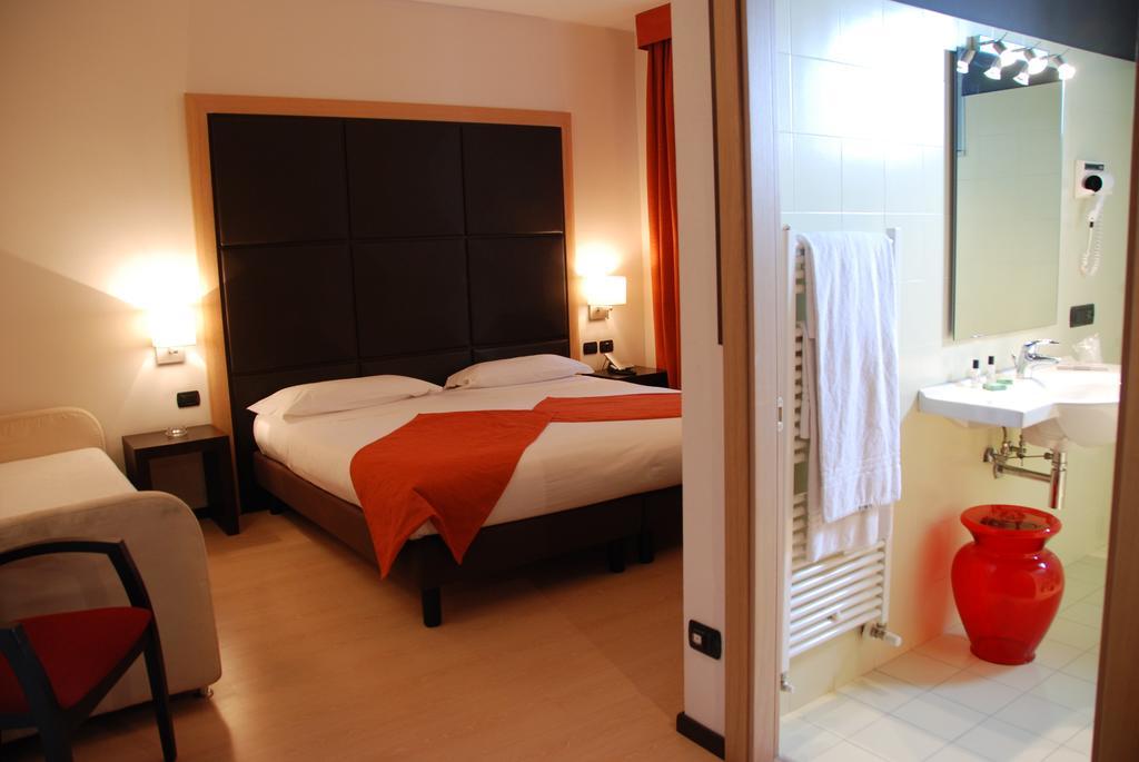 רג'ו אמיליה Hotel Metropolis מראה חיצוני תמונה