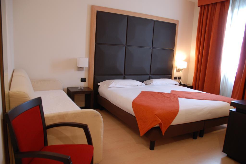 רג'ו אמיליה Hotel Metropolis מראה חיצוני תמונה