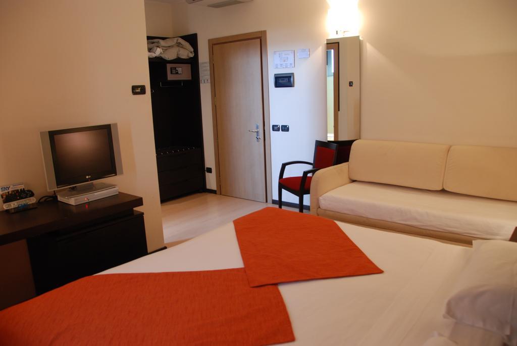 רג'ו אמיליה Hotel Metropolis מראה חיצוני תמונה